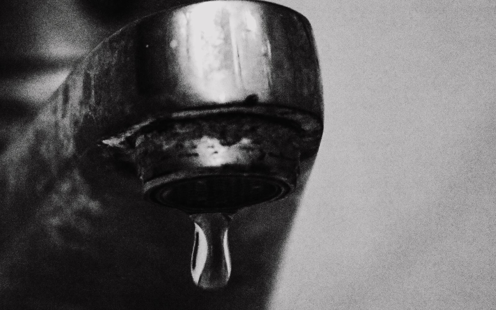Robinet qui goutte, signe d'une fuite à traiter